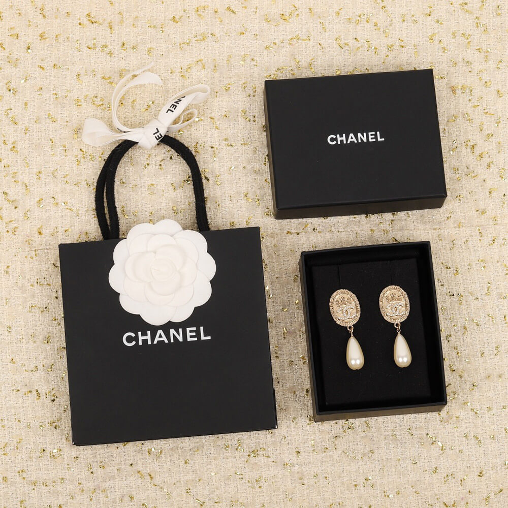 Ch**el PEARL EARRINGS