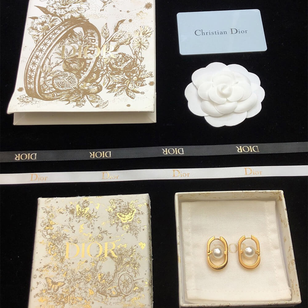 D10r PEARL EARRINGS