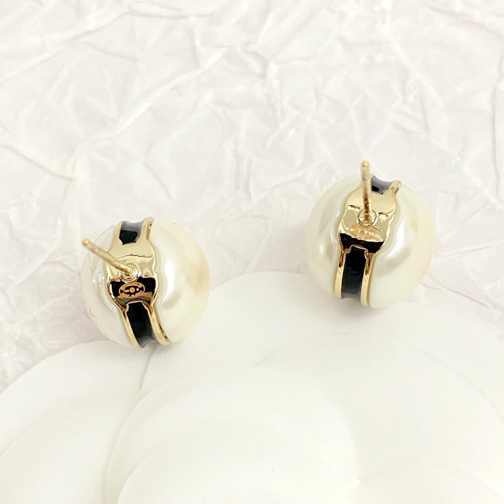 Ch**el PEARL EARRINGS