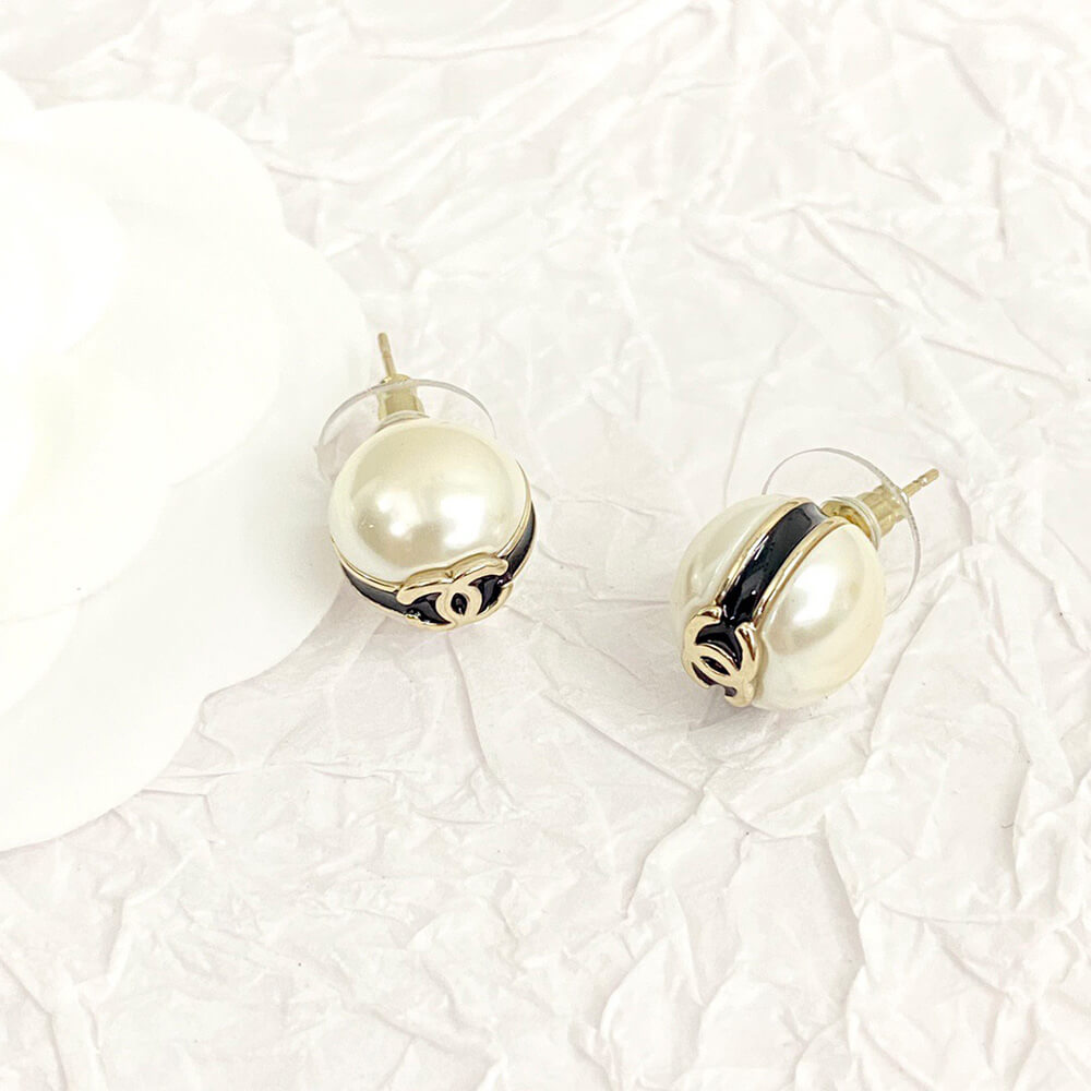 Ch**el PEARL EARRINGS