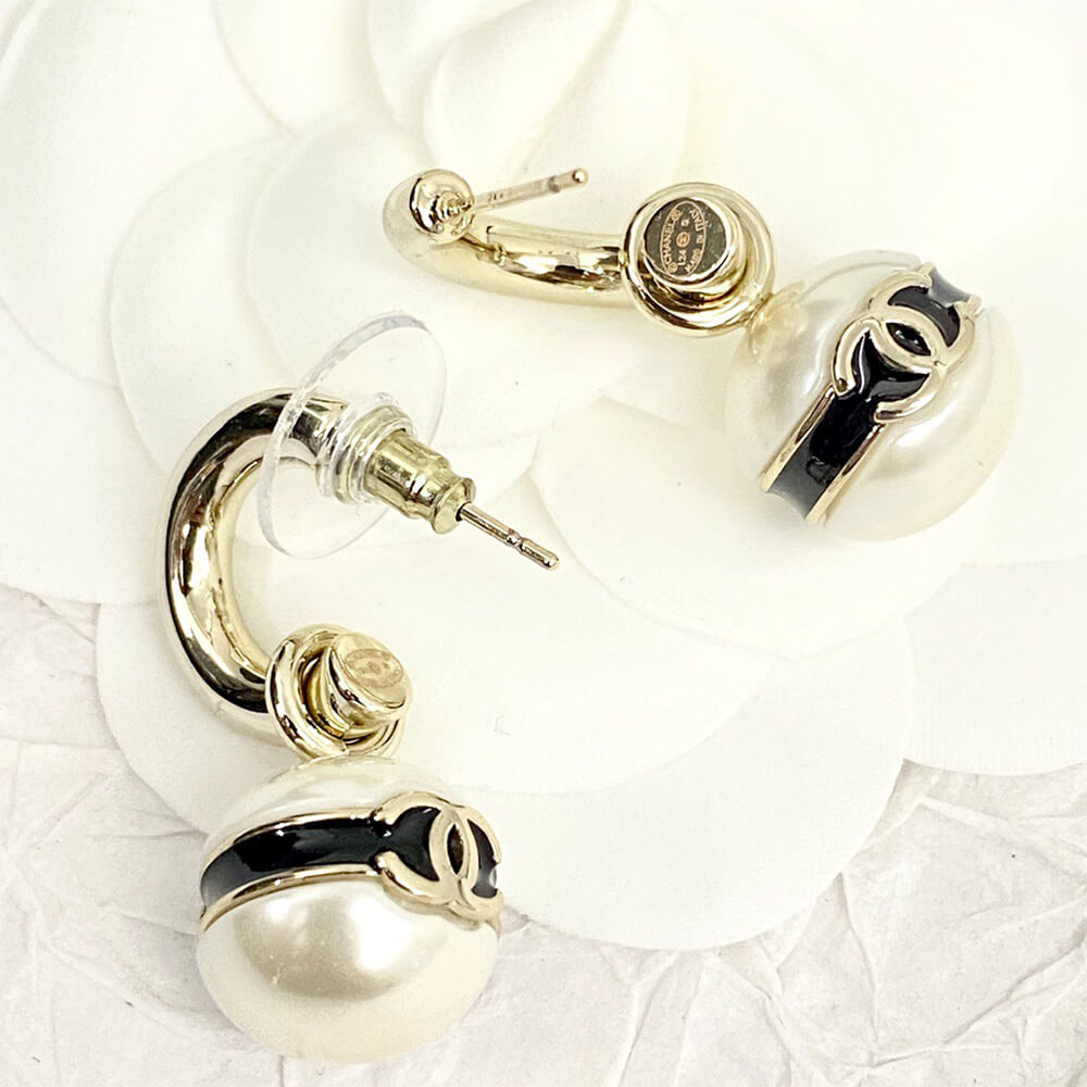 Ch**el PEARL EARRINGS