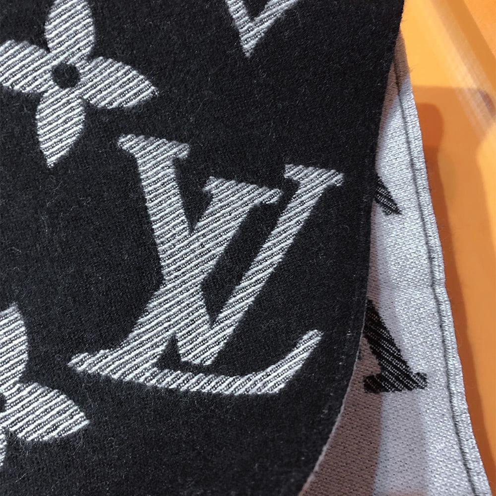 LV ESSENTIAL Scarf