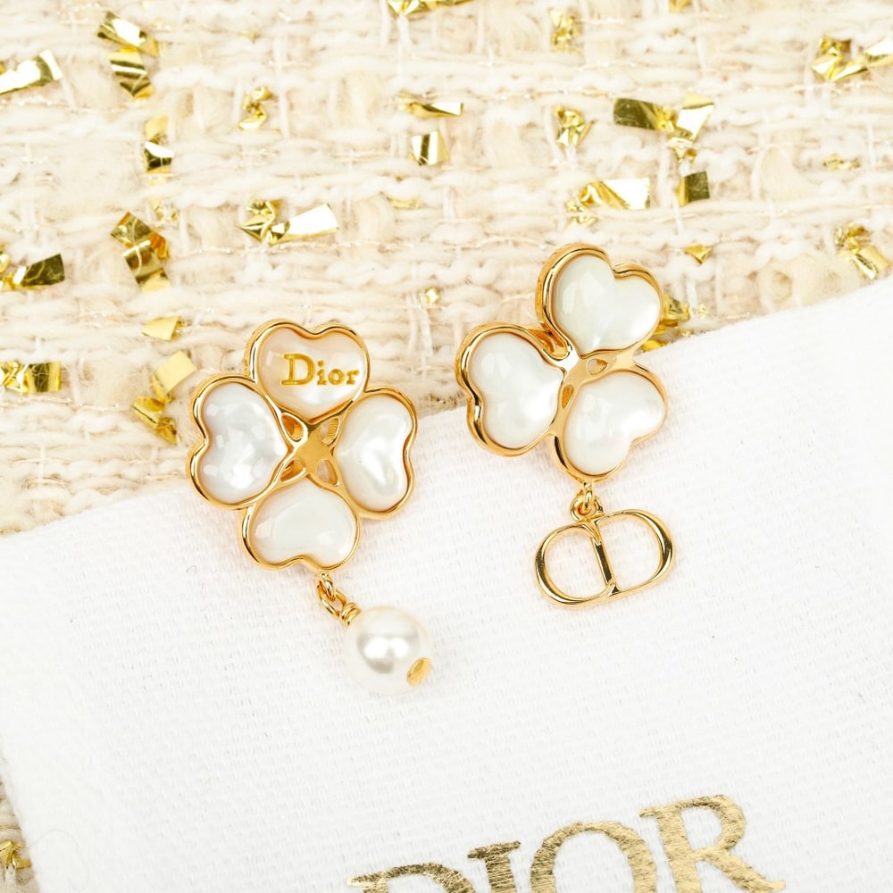 D10r Sparkling Clover Earrings