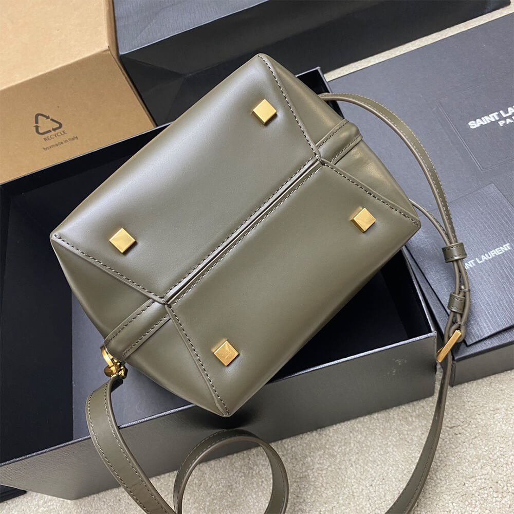 Y51 LE 37 small in shiny leather