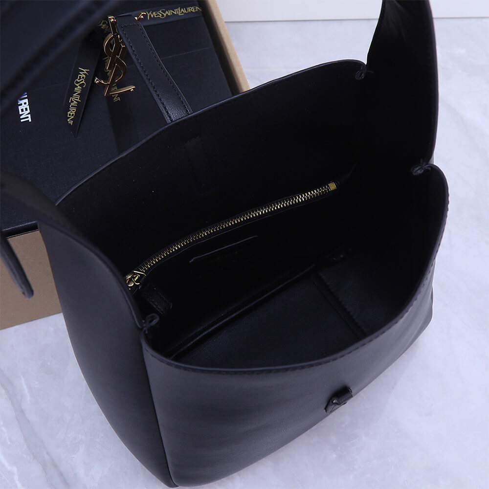 SMALL LE 5 À 7 S*pPLE IN SMOOTH LEATHER