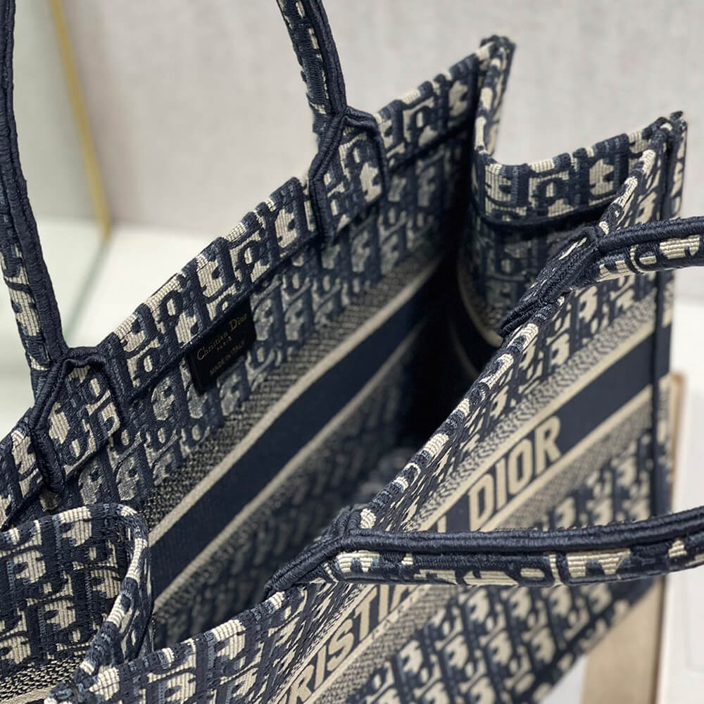 MEDIUM D10r BOOK TOTE
