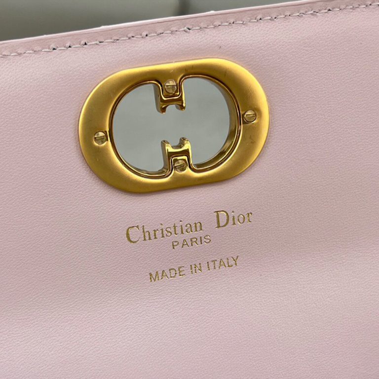 D10r Miss Caro Pouch with Chain