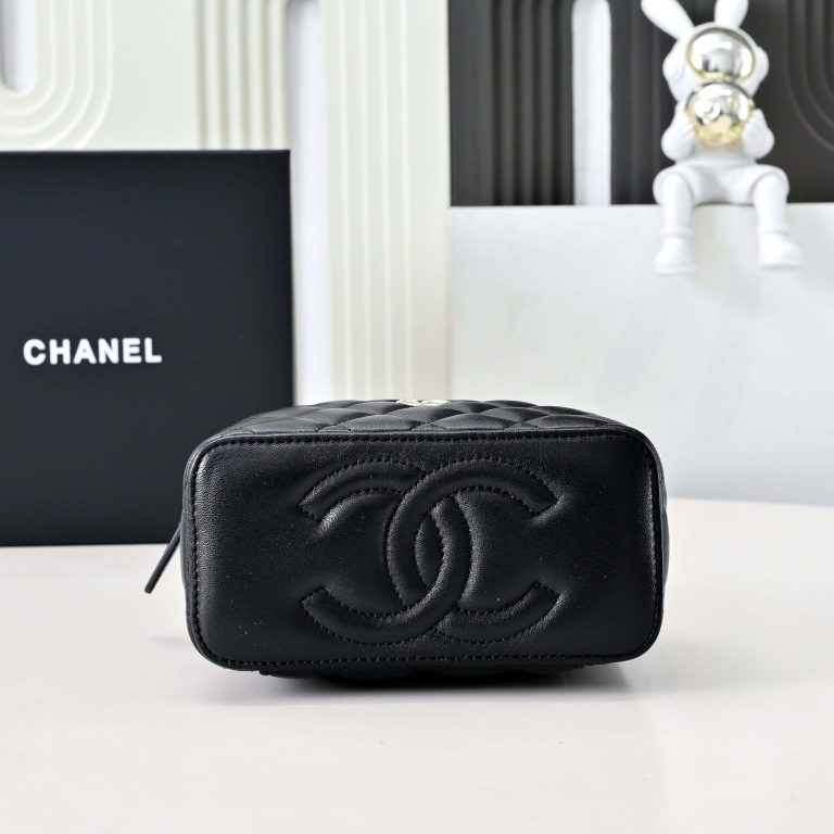 Ch**el Long Vanity with chain