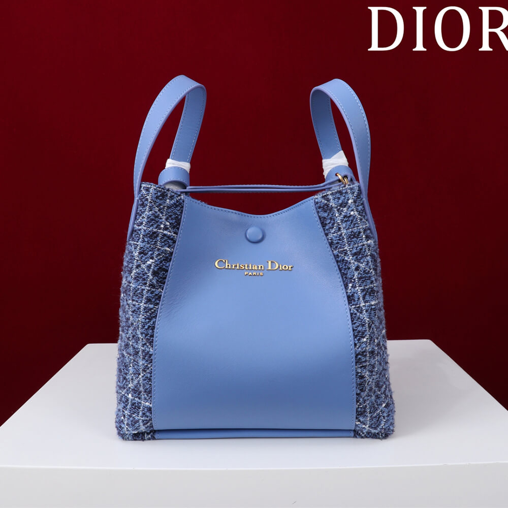 D10r Medium Signature Bucket Bag