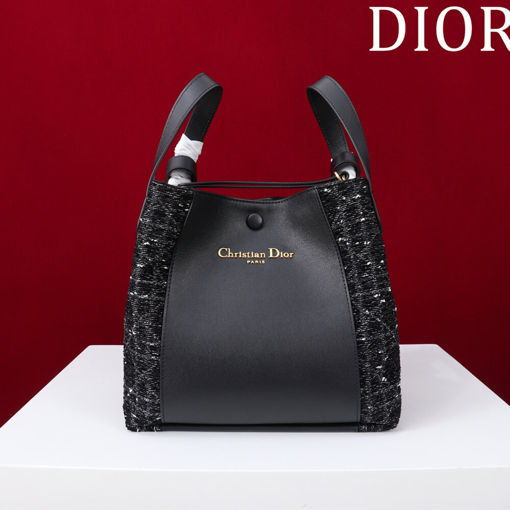 D10r Medium Signature Bucket Bag