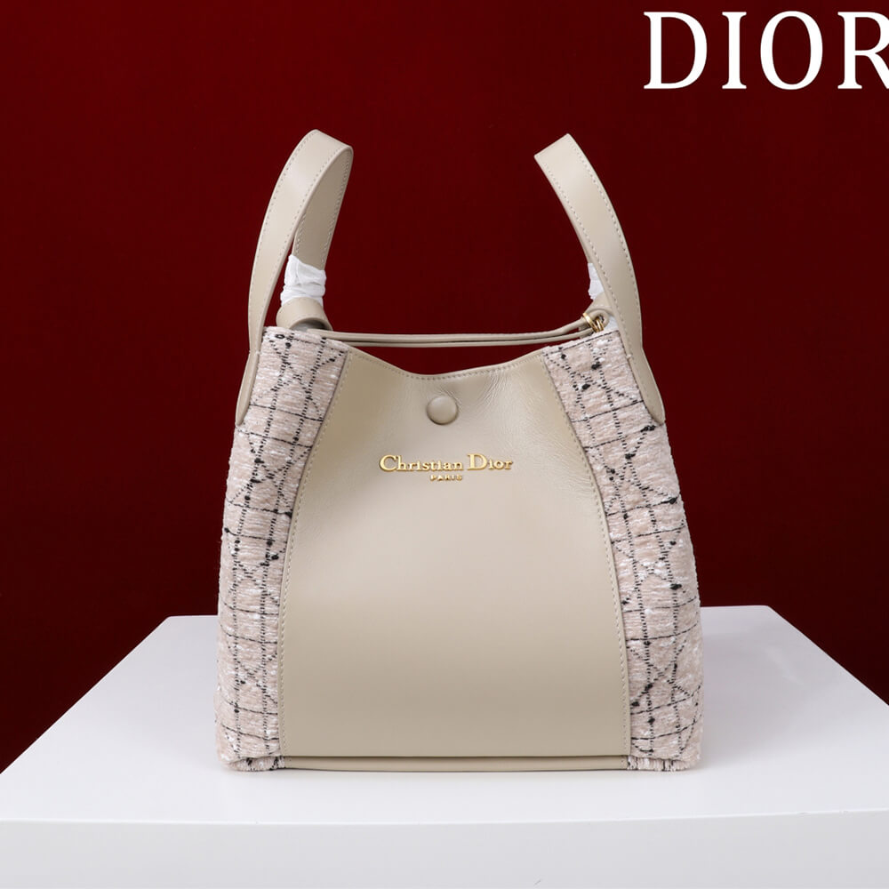 D10r Medium Signature Bucket Bag