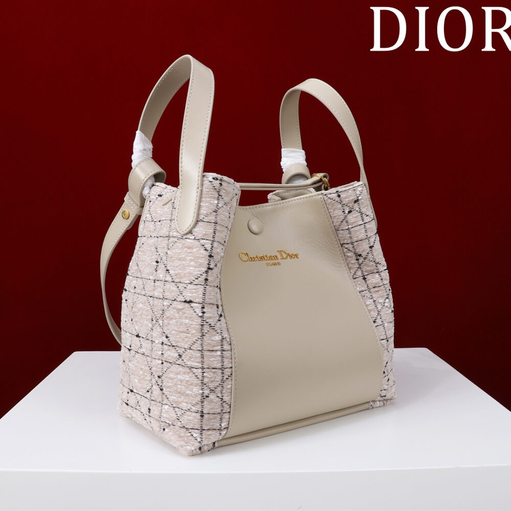 D10r Medium Signature Bucket Bag