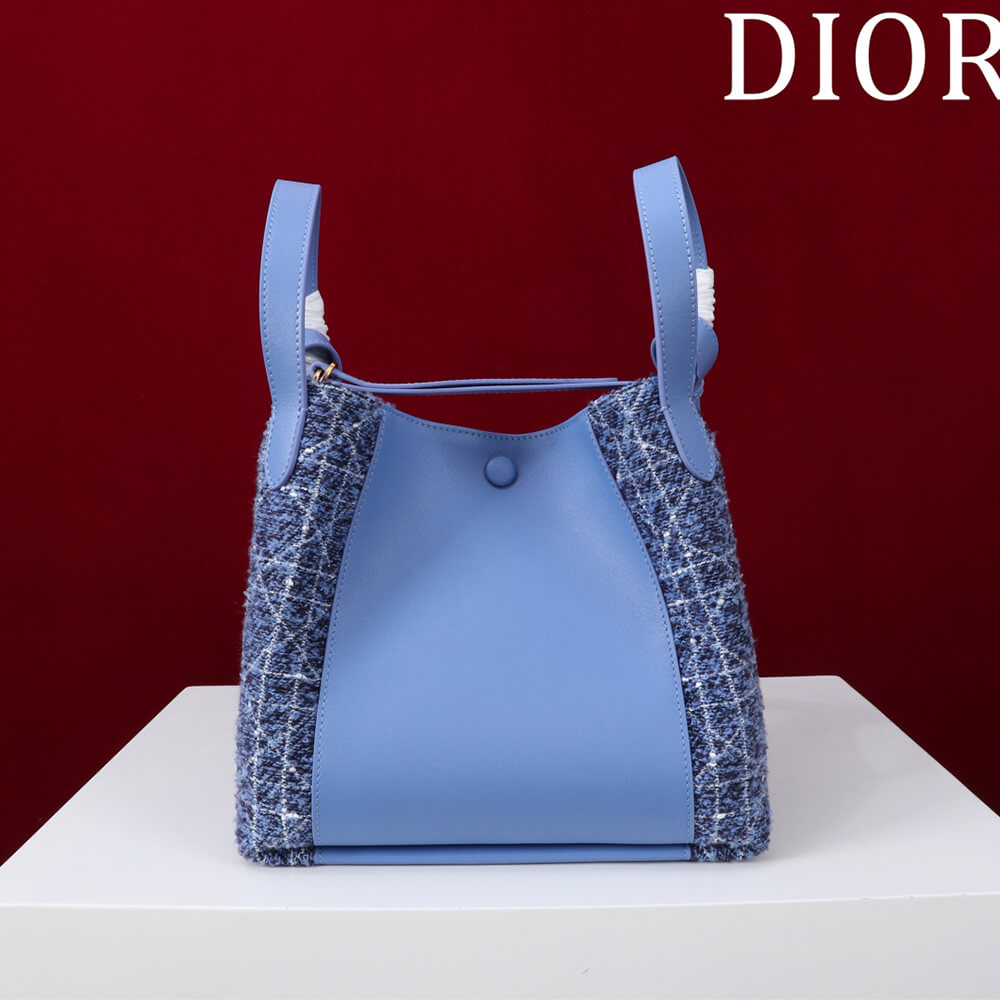 D10r Medium Signature Bucket Bag