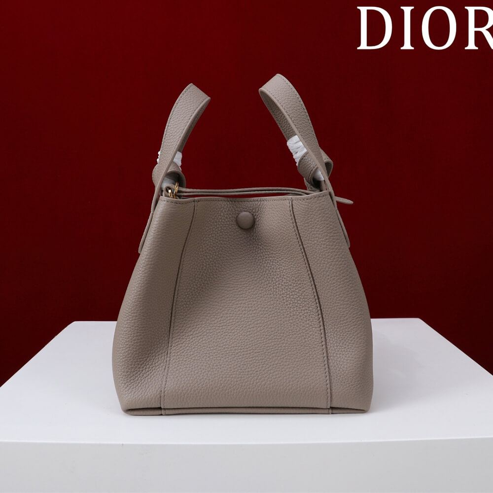 D10r Medium Signature Bucket Bag