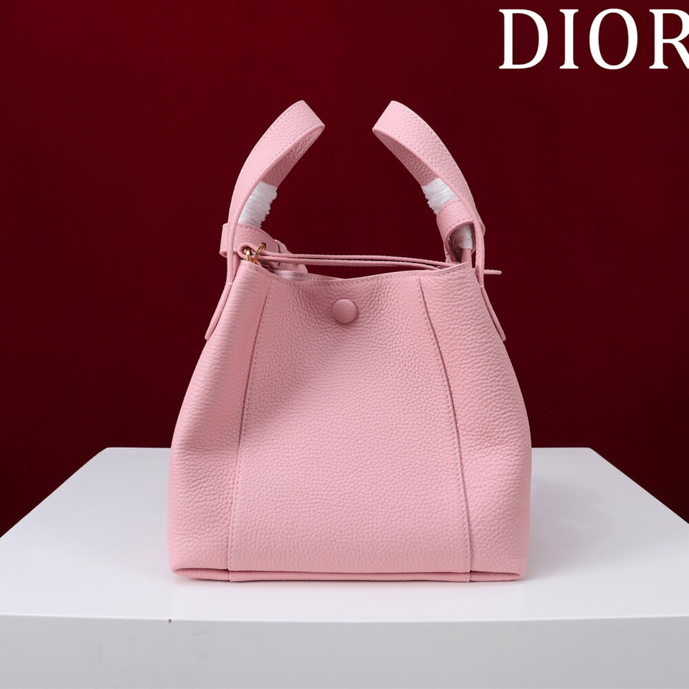 D10r Medium Signature Bucket Bag