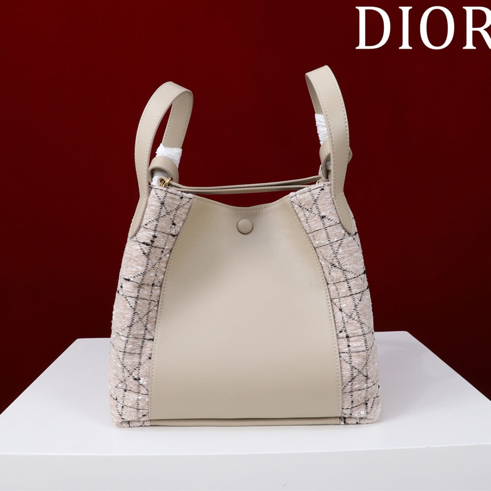 D10r Medium Signature Bucket Bag