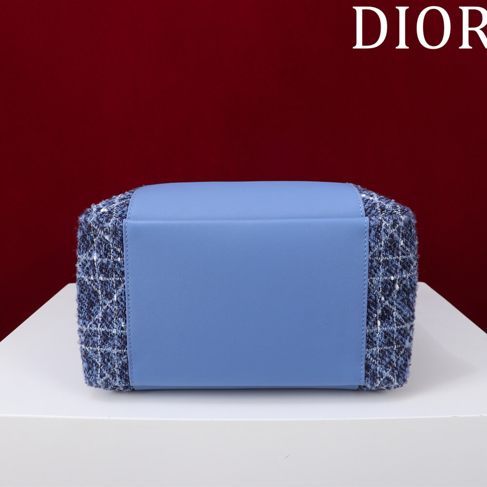 D10r Medium Signature Bucket Bag