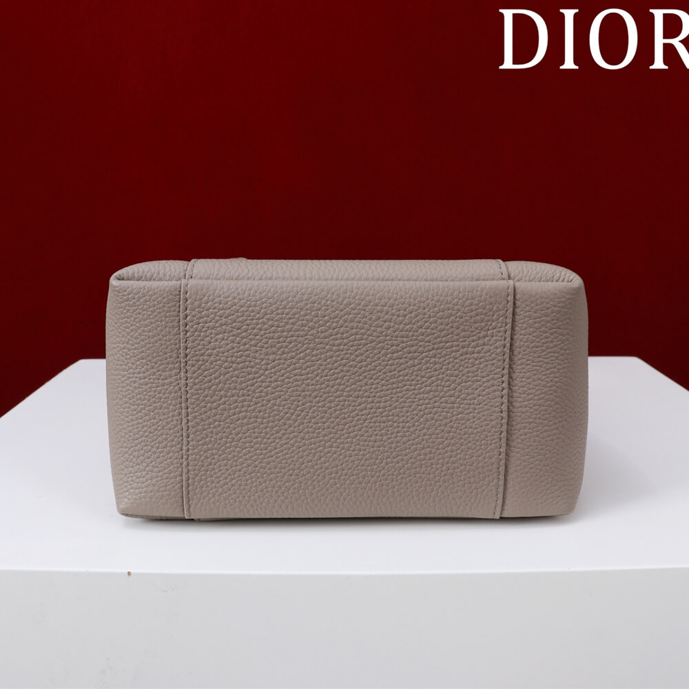 D10r Medium Signature Bucket Bag