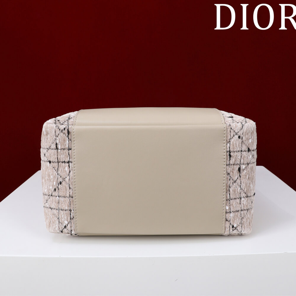 D10r Medium Signature Bucket Bag