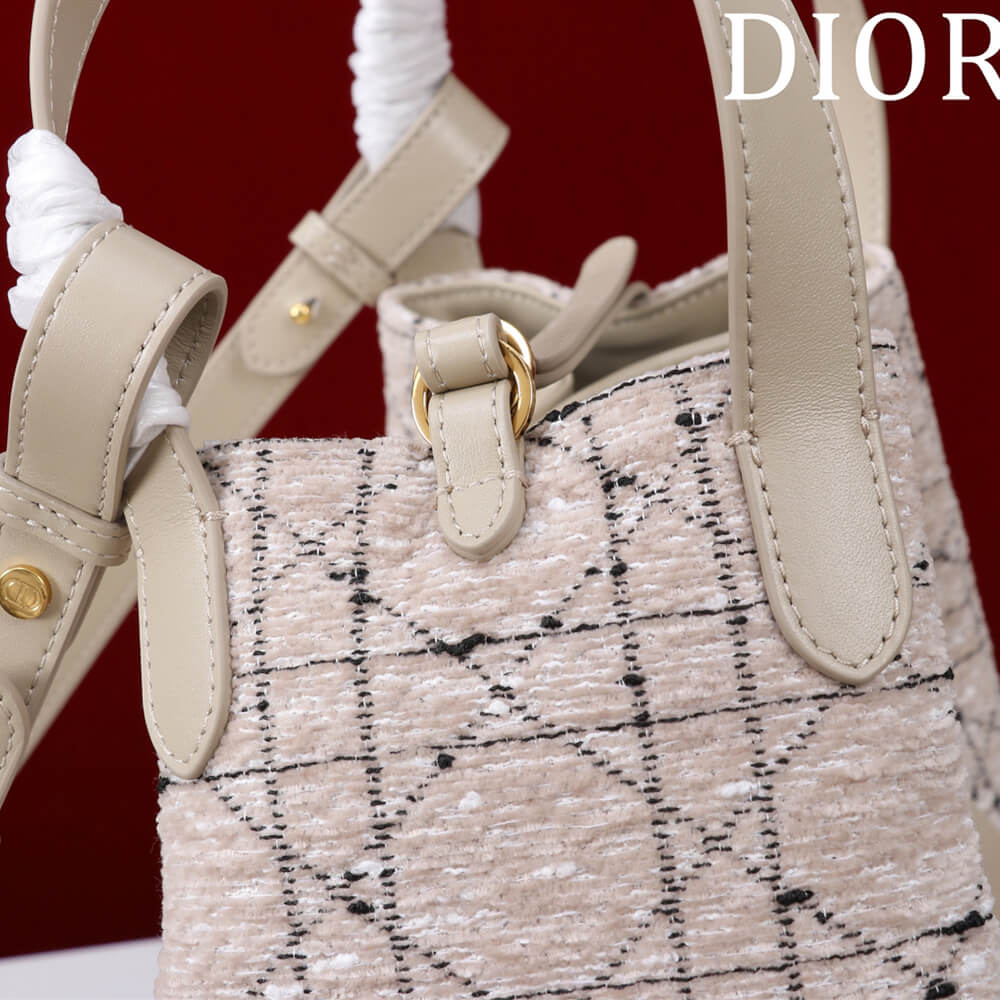 D10r Medium Signature Bucket Bag