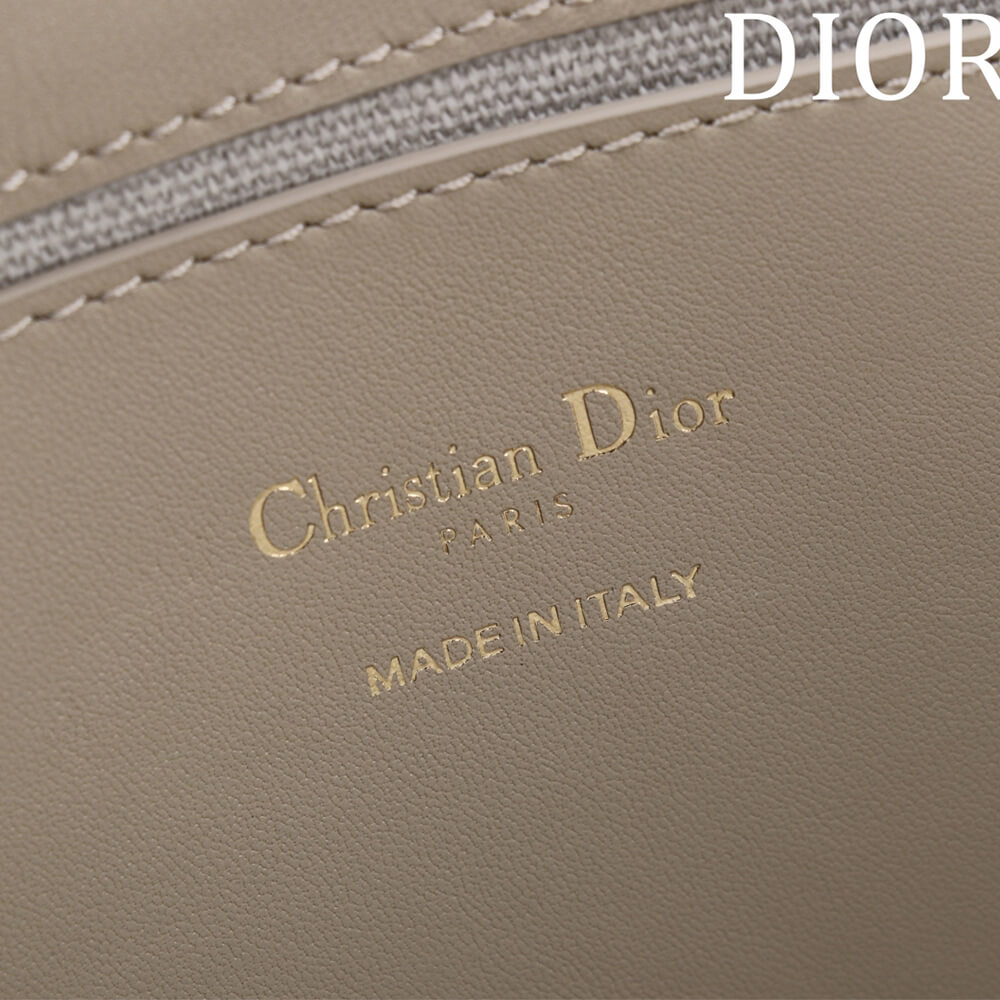 D10r Medium Signature Bucket Bag