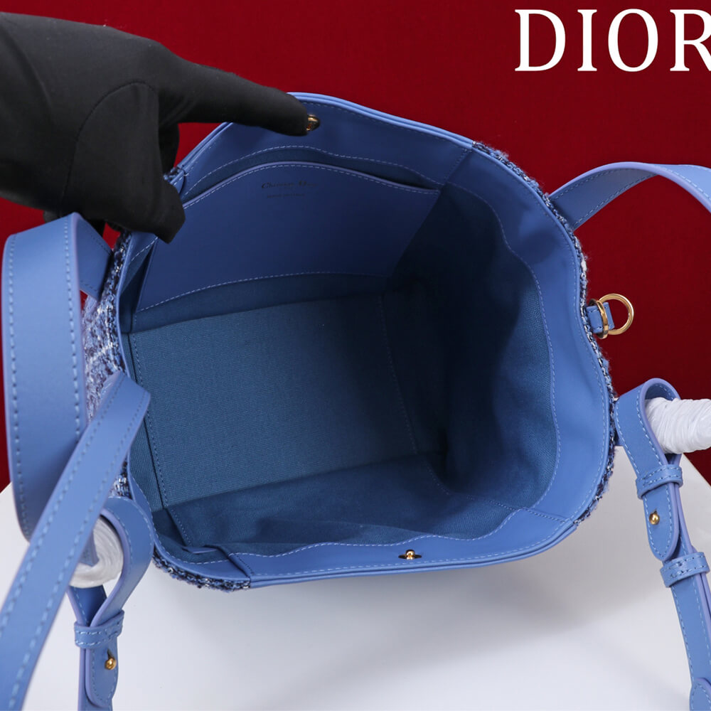 D10r Medium Signature Bucket Bag