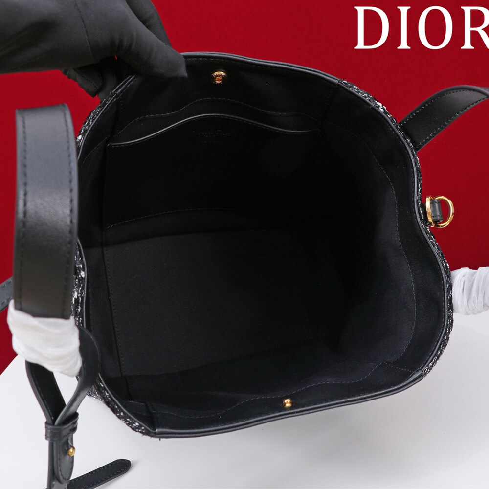D10r Medium Signature Bucket Bag