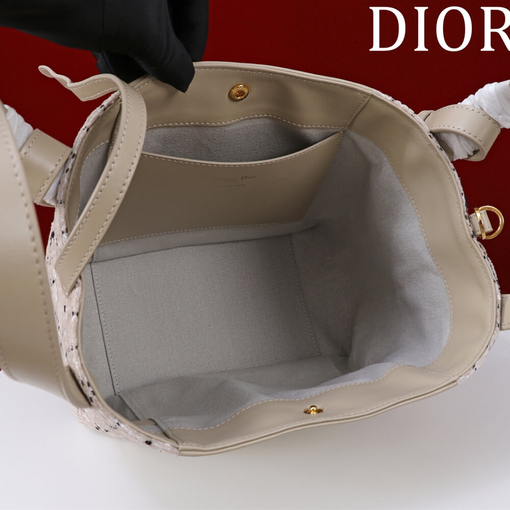 D10r Medium Signature Bucket Bag