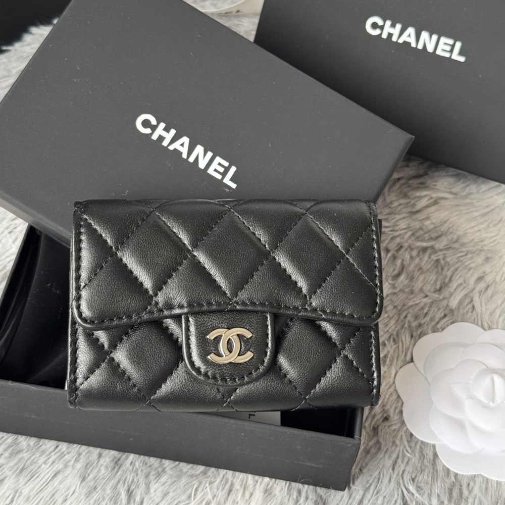 Classic flap card holder