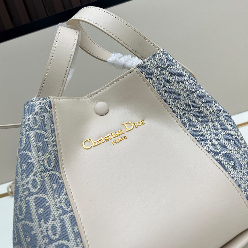D10r Small Signature Bucket Bag