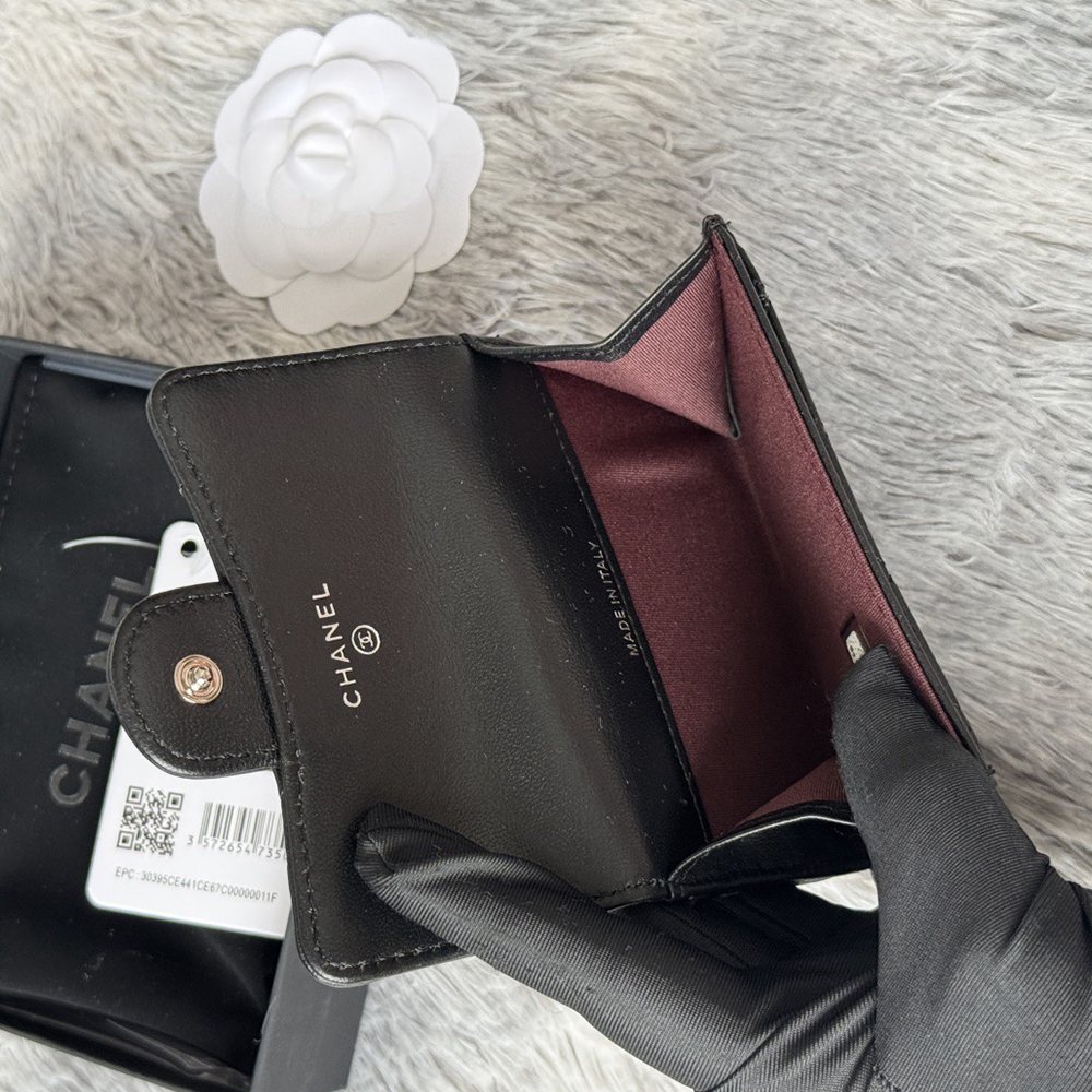 Classic flap card holder