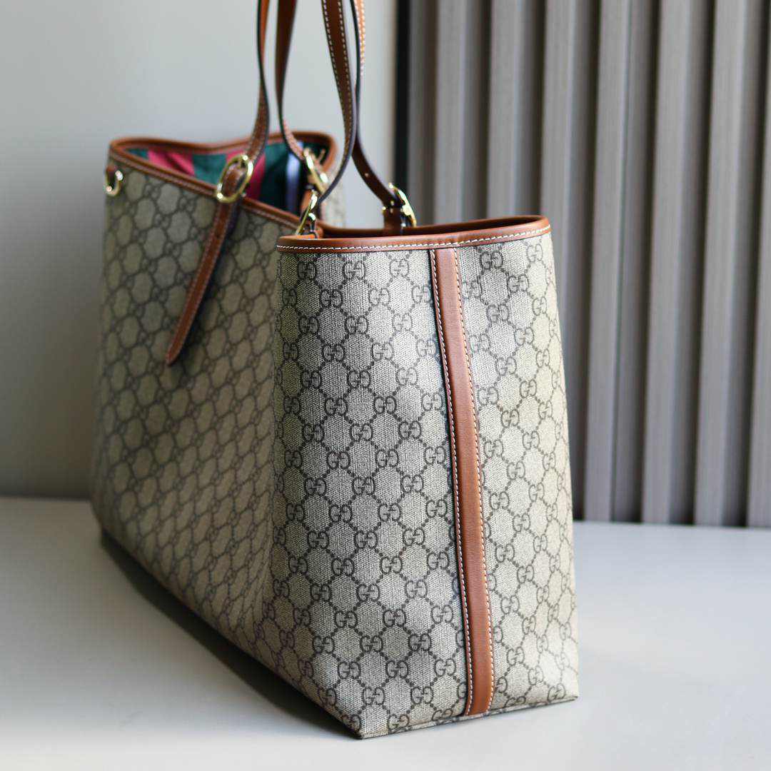GG Emblem large tote bag